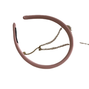 Serre-tête large en mousseline rose avec perles doubles et chaîne dorée fait main