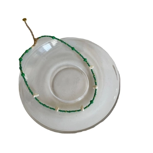 Collier ras du cou en perles vert menthe et perles baroques avec fermoir doré