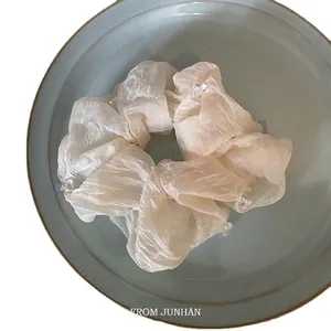 Elastico per capelli in tessuto plissettato bianco con perline su piatto ceramico