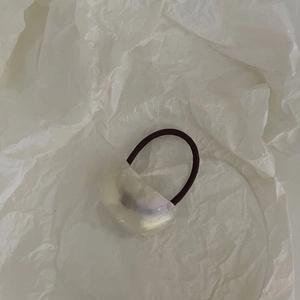 Élastique à cheveux simple orné d'une perle en résine nacrée aux reflets irisés délicats