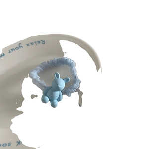 Scrunchie in rete blu con simpatico ciondolo a coniglio 3D per coda di cavallo