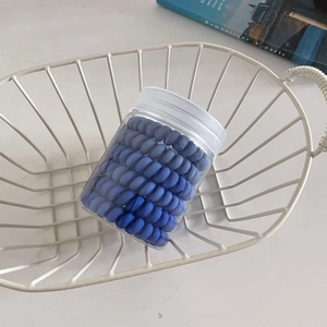 Lot de chouchous spirales dégradé bleu dans un flacon transparent avec bouchon blanc