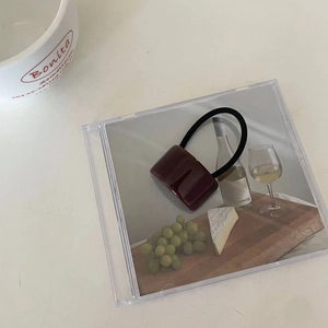 Gros plan sur l'élastique à cheveux en acrylique rouge bordeaux avec cordelette élastique