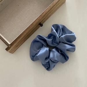 Chouchou en satin bleu poudré de style français avec texture soyeuse pour femme
