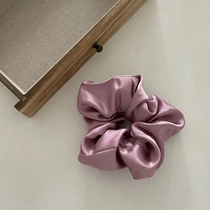 Chouchou en satin de soie de style français rose mauve avec texture plissée élégante