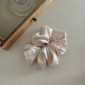 Chouchou élégant en satin de soie rose champagne avec texture plissée pour cheveux