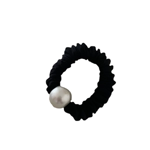 Chouchou noir élégant en tissu brillant orné d'une perle blanche classique chic