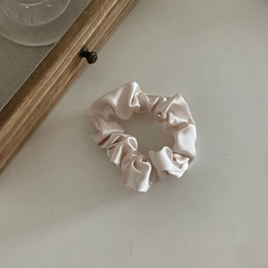 Chouchou géant en satin couleur champagne avec texture de soie brillante pour femme