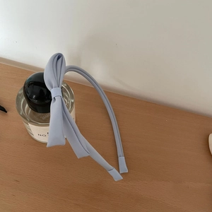 Eleganter hellblauer Schwamm-Haarreif mit seitlicher Schleife für stilvolles Damen-Haarstyling