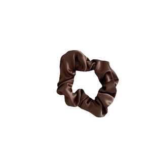 Chouchou élégant en satin marron foncé avec une texture brillante de haute qualité