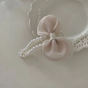 Pince à cheveux élégante avec nœud en perles en organza blanc cassé et perles nacrées