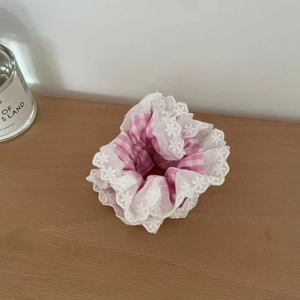 Rosa-weiß kariertes Spitzen-Haargummi mit Blumenstickerei auf Holzgrundlage