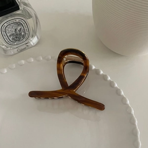 Pince à cheveux classique en acétate à motif écaille de tortue avec ressort doré style français