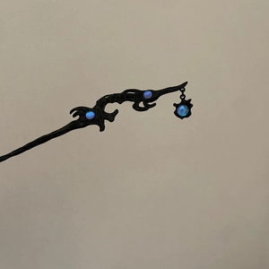 Pic à cheveux ailes irrégulières noir avec pierre de lune et détail pendentif rond