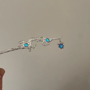 Pic à cheveux aile noir fusil avec pierres de lune bleues au style néo-chinois