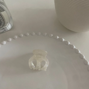 Eleganter Haarklammer-Mini-Clip aus Acetat in Creme mit Perlmutt-Effekt auf Porzellan