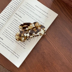 Pince à cheveux élégante en acétate avec motif écaille de tortue marron sur livre