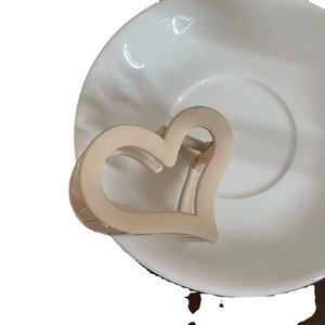 Eleganter beigefarbener Haarklammer in Herzform mit mattem Finish für Damen Haarschmuck