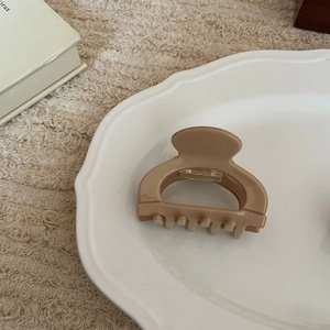 Pince à cheveux demi-cercle élégante en acétate beige thé au lait pour coiffure style coréen