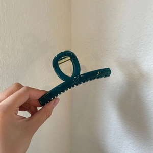 Glossy dark green acrylic shark hair claw clip with cross teeth for elegant hairstyling