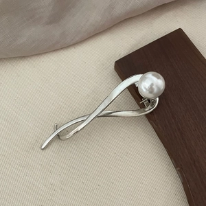 Pince à cheveux minimaliste en métal argenté avec grande perle pour coiffures chics