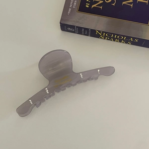 Pince à cheveux minimaliste en acétate gris-violet avec strass pour un style élégant