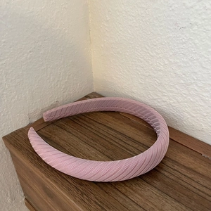 Detail of light pink wide headband with diagonal ribbed fabric and neat stitching