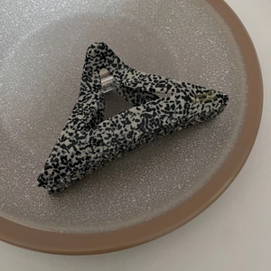 Pince à cheveux triangulaire en acétate avec motif floral noir et blanc élégant