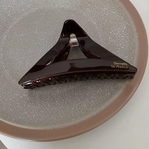 Pince à cheveux triangle en acétate marron foncé rétro avec lettrage doré