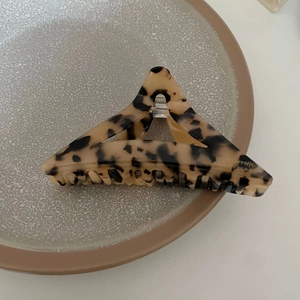 Détail de la pince à cheveux triangle en écaille française avec texte Barrette France