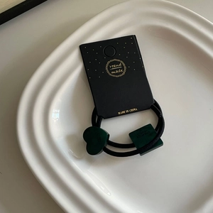 Lot de 2 élastiques à cheveux en acrylique avec breloques cœur et carré vert sur plateau