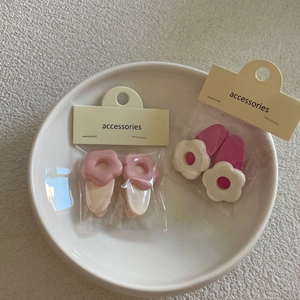 Lot de 2 pinces à cheveux fleurs macaron coréennes roses et blanches sur bol en céramique
