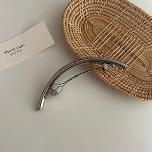 Nahaufnahme einer eleganten silbernen Metall-Haarklammer mit glänzender Oberfläche