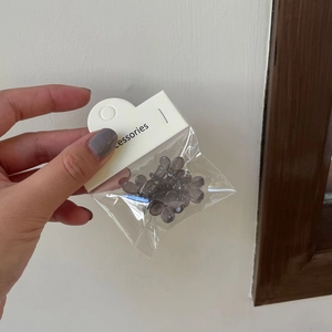 Détail de mini pinces à cheveux en forme de fleur gris fumé translucide à cinq pétales