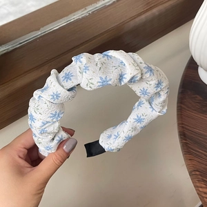Serre-tête fleuri bleu avec plis froncés et texture torsadée pour coiffure femme