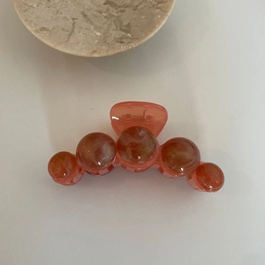 Pince à cheveux élégante dégradé rose corail avec boules à motif marbré chic