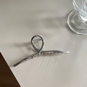 Grande pince à cheveux 14cm en métal argenté avec design géométrique torsadé épuré