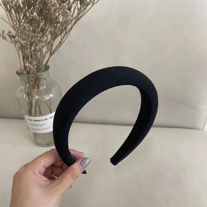 Morandi style black padded sponge headband with a classic wide-brim design for women