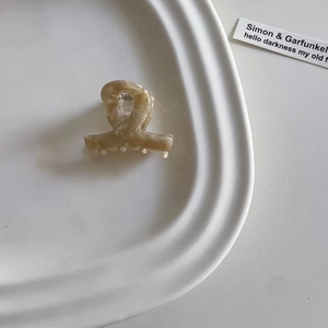 Detailaufnahme der Haarklammer mit Schildpattmuster auf einem weißen Tablett