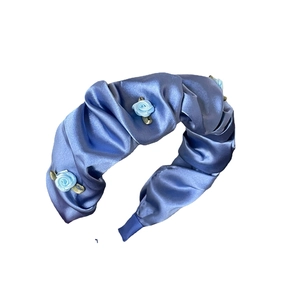 Serre-tête en satin plissé bleu clair avec fleurs décoratives en soie pour la coiffure