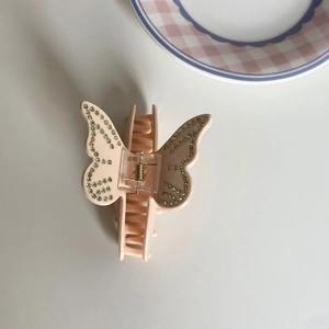 Pince à cheveux papillon rose élégante avec strass brillants pour femmes sur fond blanc