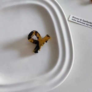 Detailansicht der kleinen Haarklammer aus Acetat mit Schildpatt-Muster auf Tablett