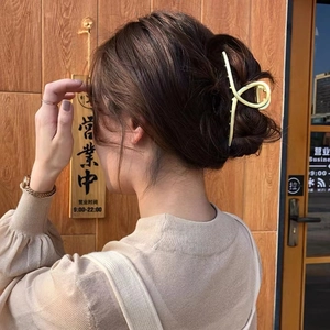 Pince à cheveux élégante de 14cm en métal doré avec un design torsadé pour femmes