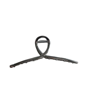Grande pince à cheveux minimaliste de 14 cm en métal argenté avec design torsadé