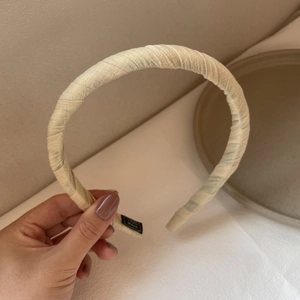 Serre-tête en tissu beige de style Morandi avec étiquette faite main pour femme