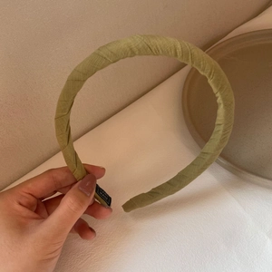 Serre-tête Morandi en tissu vert clair avec étiquette faite main et texture rayée