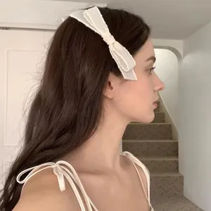 Barrette à cheveux élégante en tissu blanc de style français portée par un mannequin
