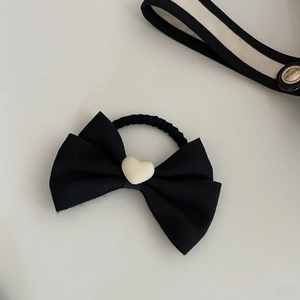 Eleganter schwarzer Haargummi mit Schleife, weißem Herz-Anhänger und elastischem Band