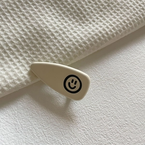 Fermaglio per capelli opaco color crema a goccia con simpatico motivo a faccina sorridente