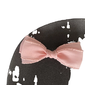Barrette à cheveux élégante avec nœud rose en ruban texturé et bordure perlée